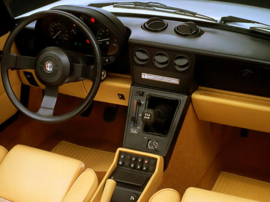 Торпедо Alfa Romeo Spider (115.A2) 1990 года  (фото 2 из 6)